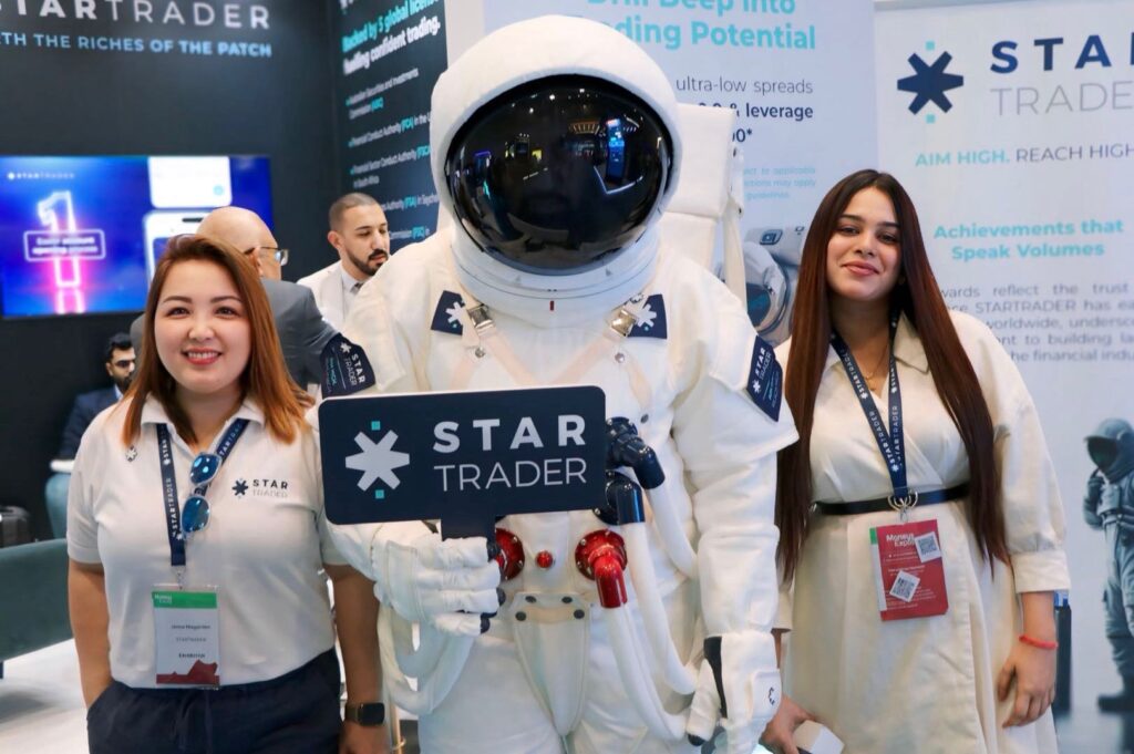 Spacey with the STARTRADER Team at Money Expo Qatar 2024